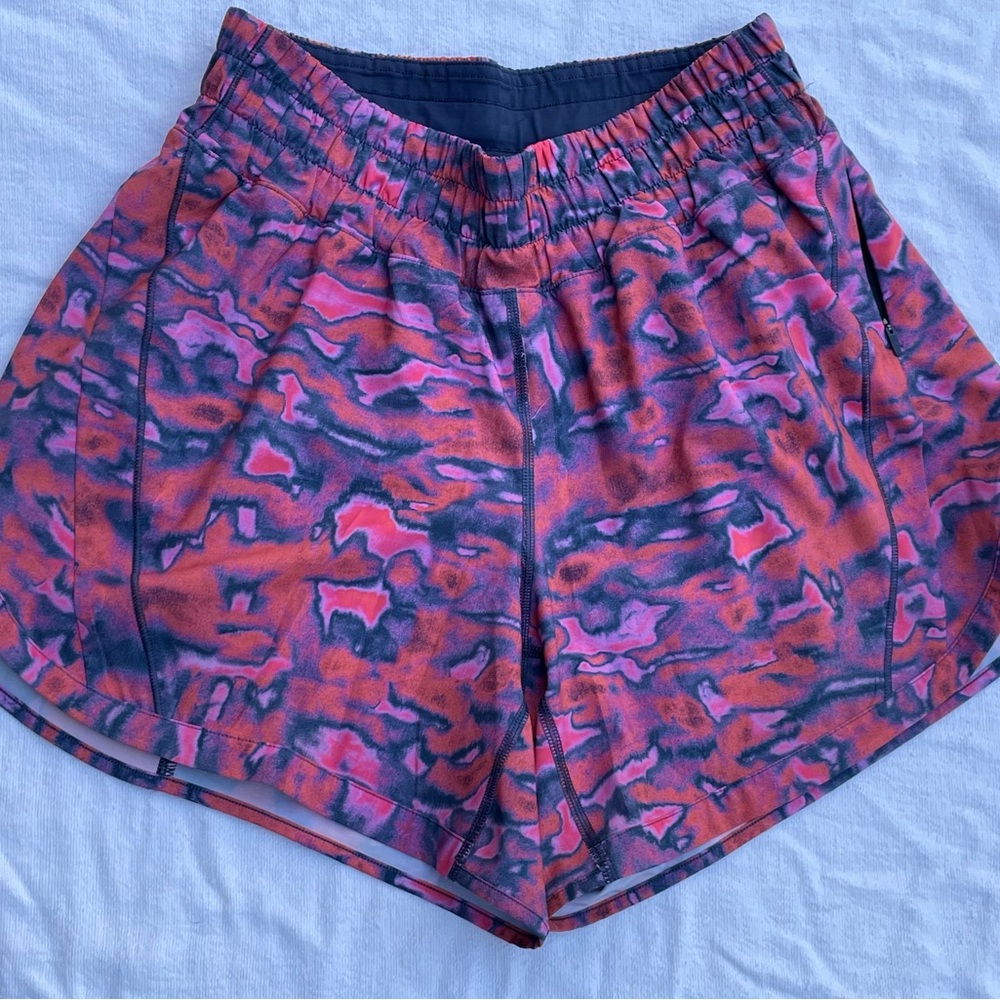 Lululemon Sz 6 Tracker Short 4” Chroma Clash Multi 4-way stretch